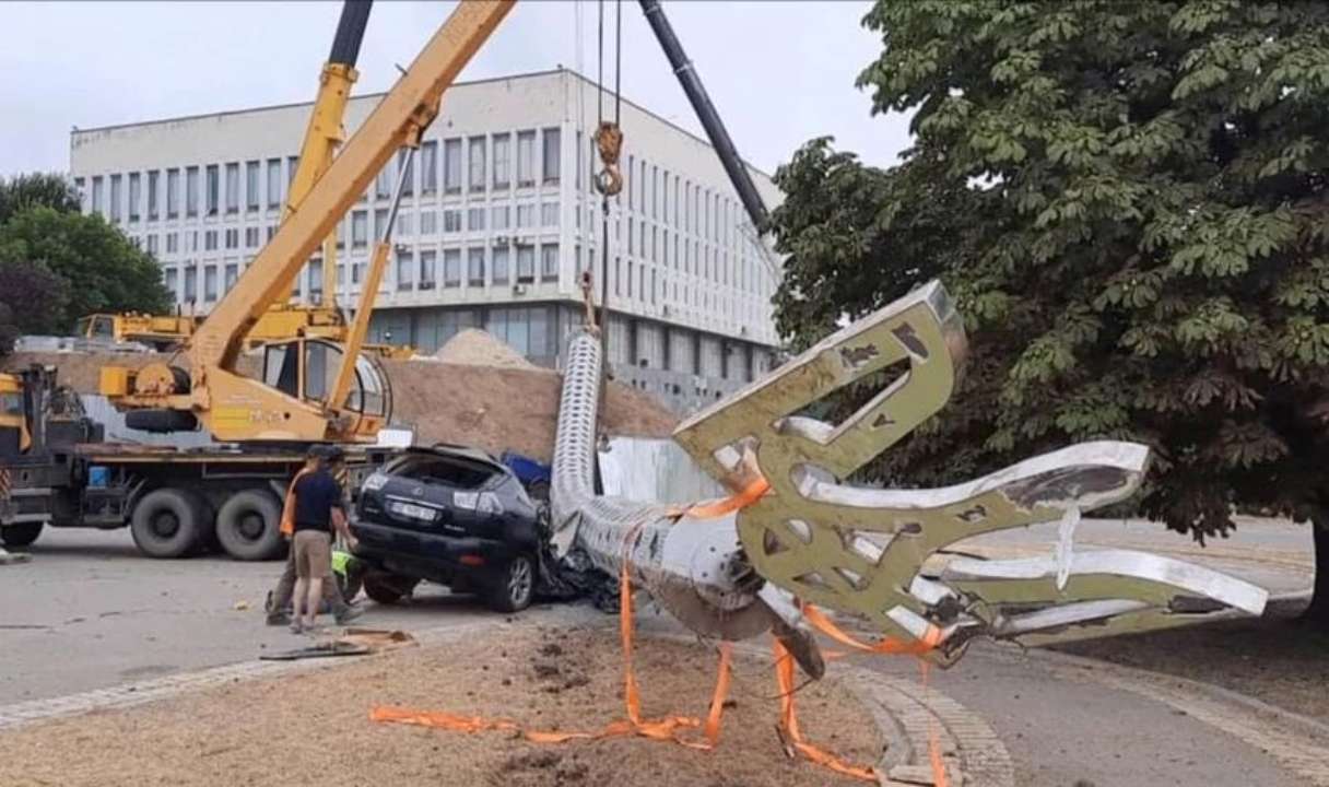 В Херсоне гигантский флагшток упал на авто чиновника, отвечавшего за его  установку - МЕТА