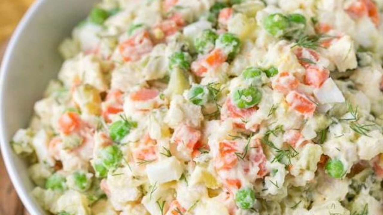 Классика новогоднего стола: три рецепта вкусного оливье - МЕТА