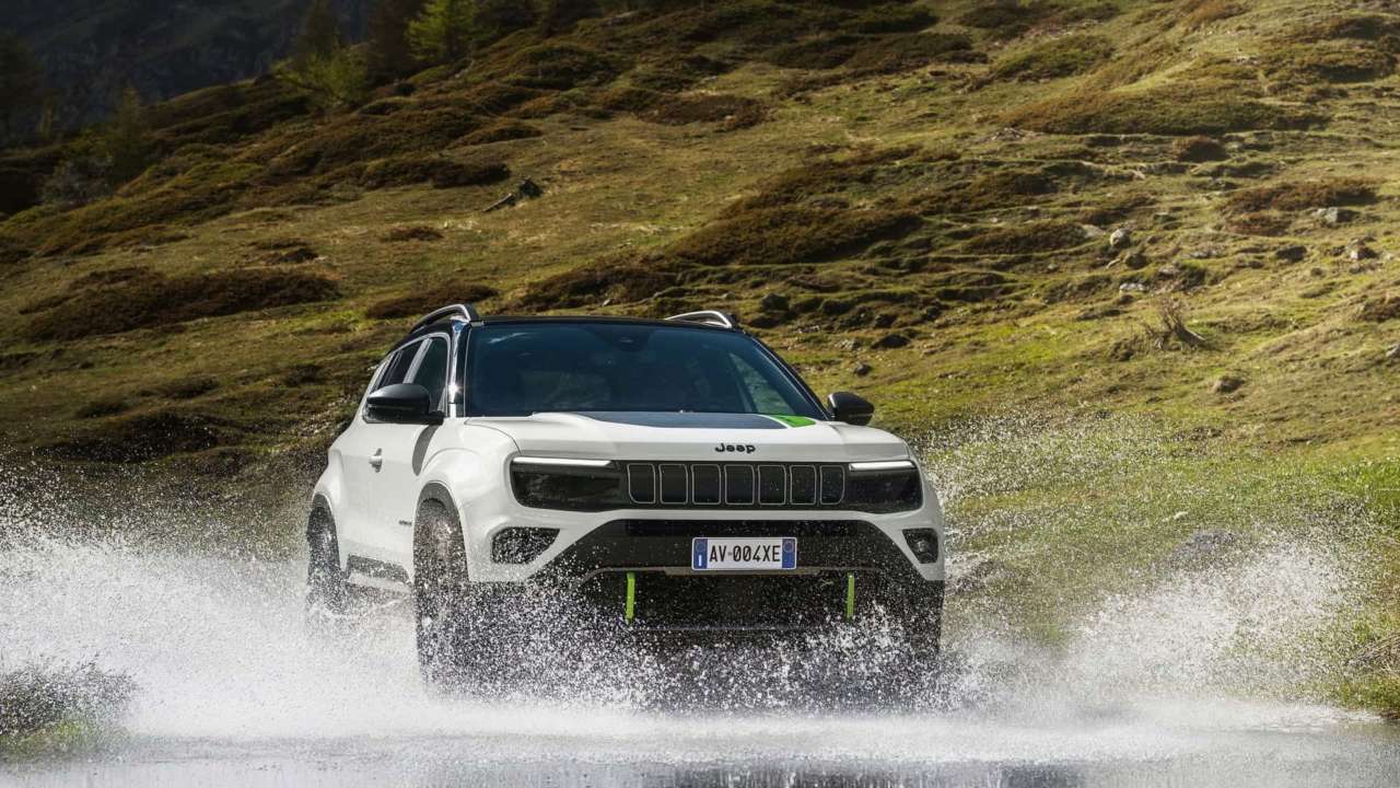 Представлен стильный и компактный полноприводный гибрид Jeep Avenger 4xe.  Фото - МЕТА