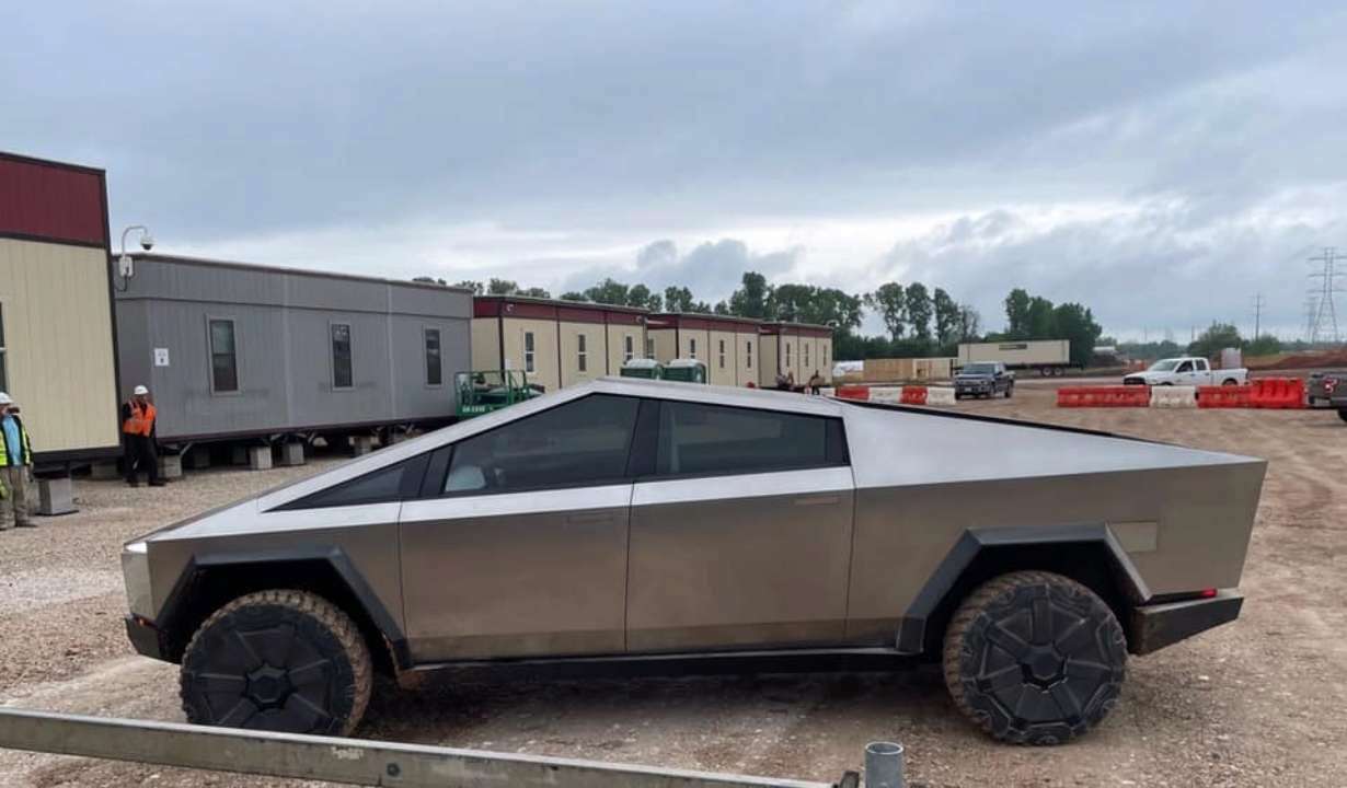 Илон Маск рассказал, когда Tesla Cybertruck появится в продаже - МЕТА