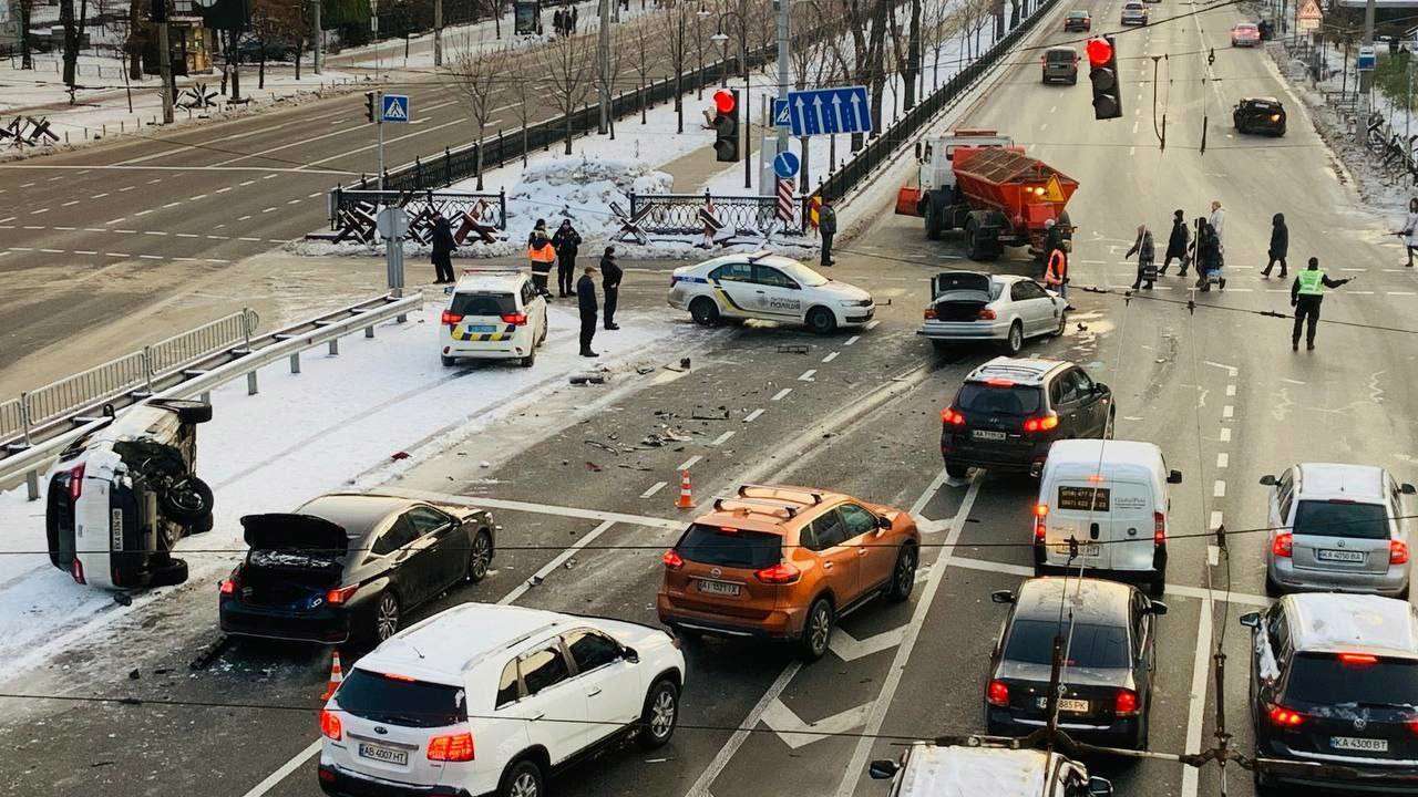 В Киеве произошло масштабное ДТП с пятью авто. Видео - МЕТА