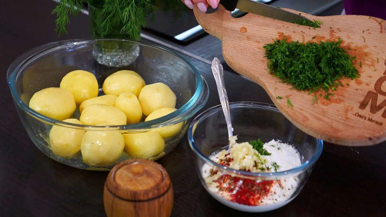 Вкус настоящего лета: рецепт молодого картофеля с сыром - МЕТА