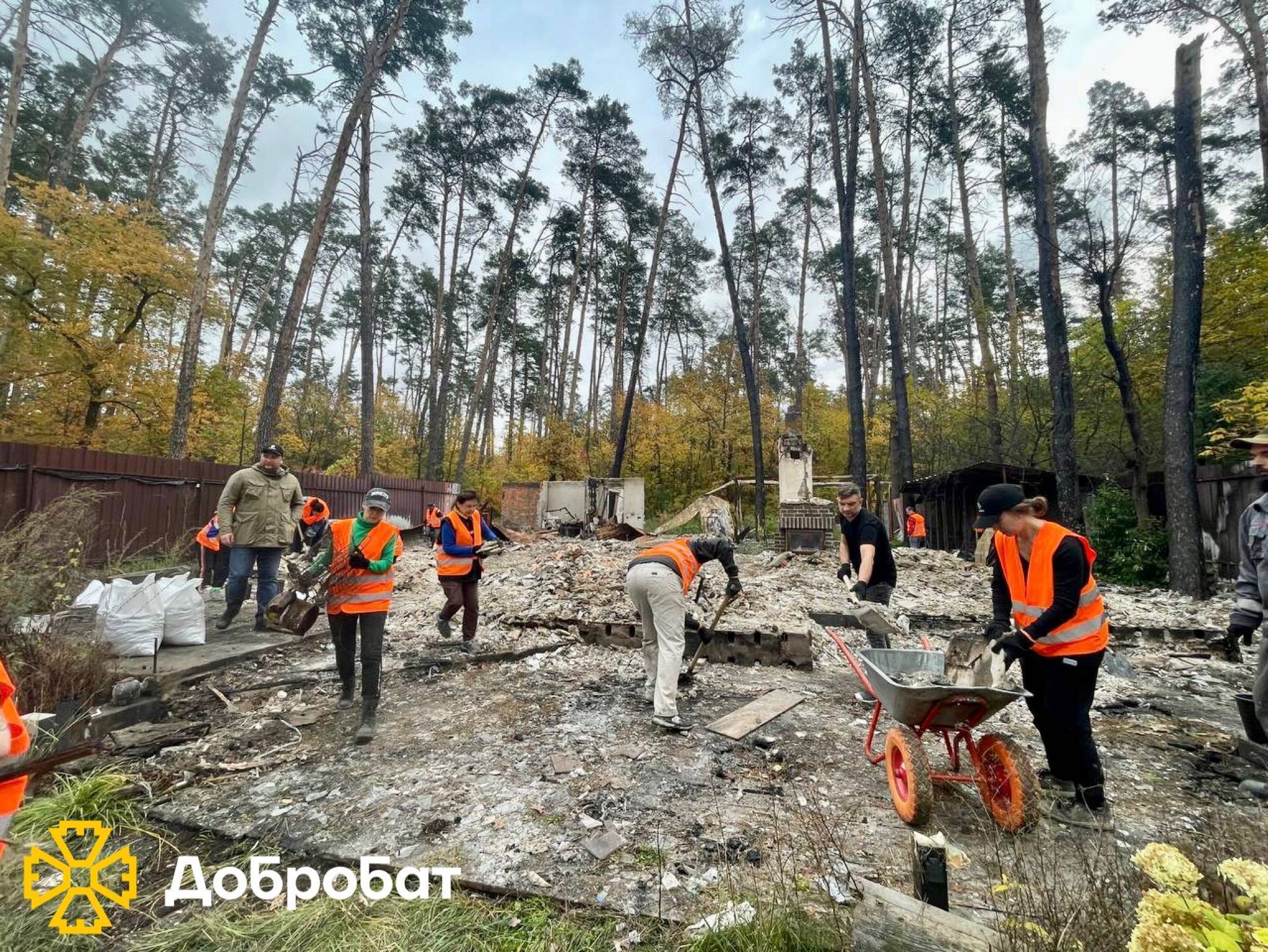 Валерий Харчишин разобрал свой полностью разрушенный оккупантами дом в  Гостомеле. Фото - МЕТА