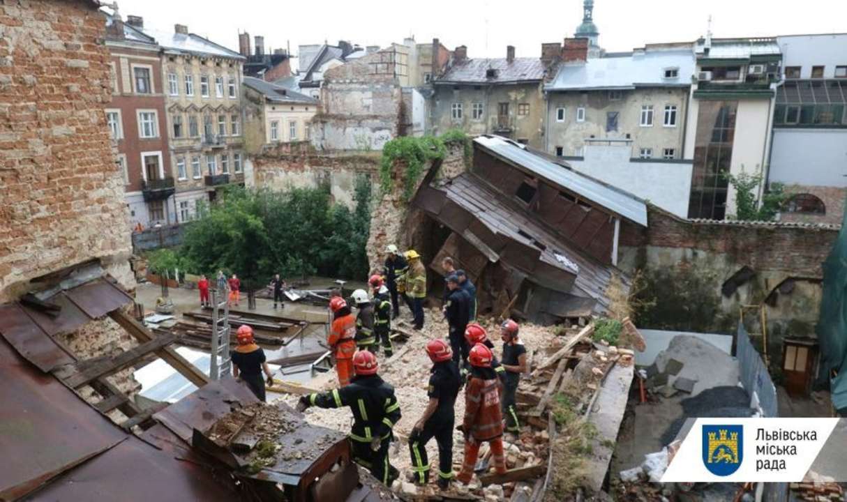 В центре Львова рухнула часть дома: погиб человек - МЕТА