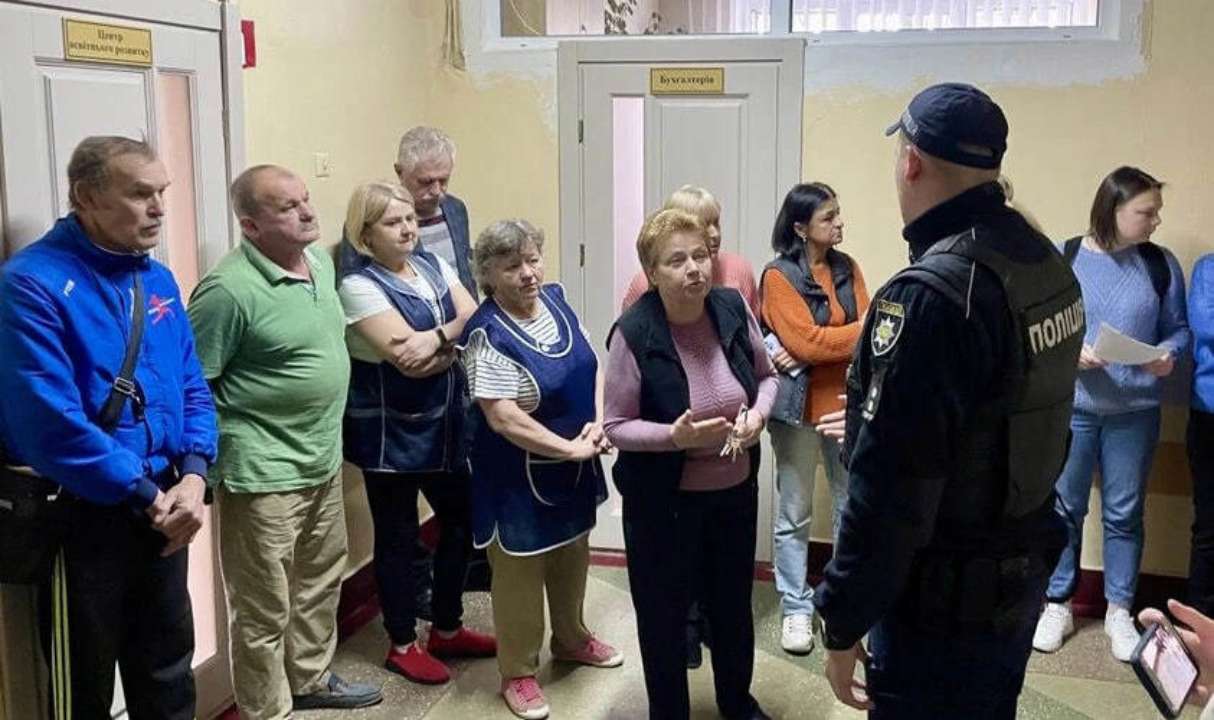 Грозят перекрыть международную трассу: в Львове родители протестуют из-за  увольнения директора школы - МЕТА