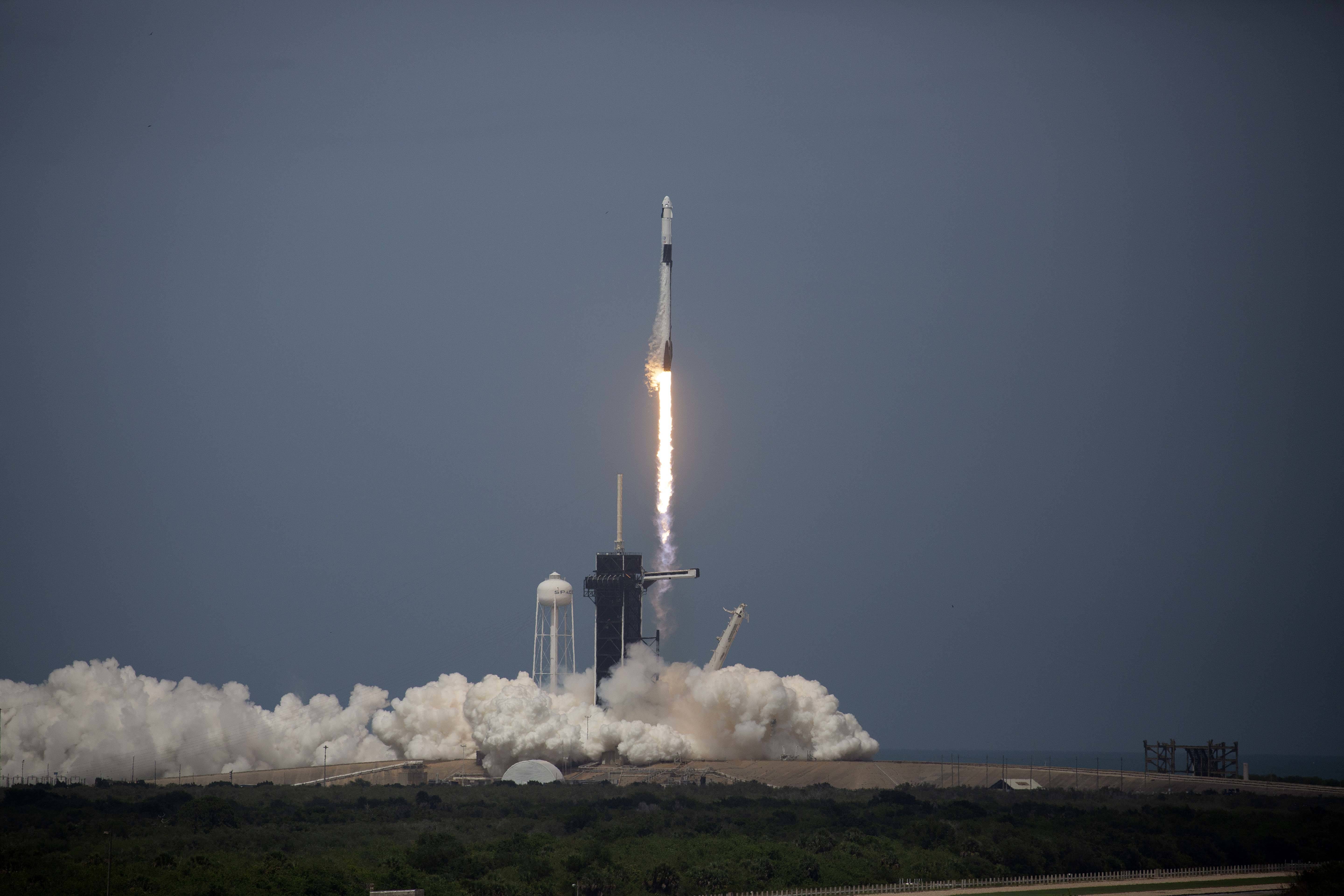 Запуск корабля. Ракета SPACEX Crew Dragon. Корабль Илона маска Crew Dragon. Корабль Dragon SPACEX. SPACEX Crew Dragon МКС.