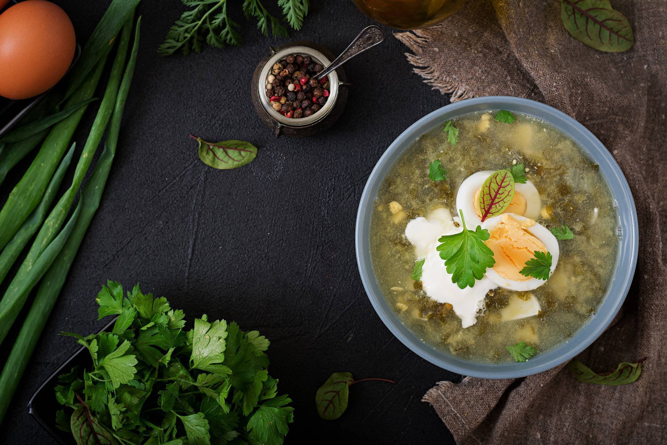 Борщ зеленый со щавелем и яйцом на курином бульоне рецепт с фото пошагово классический