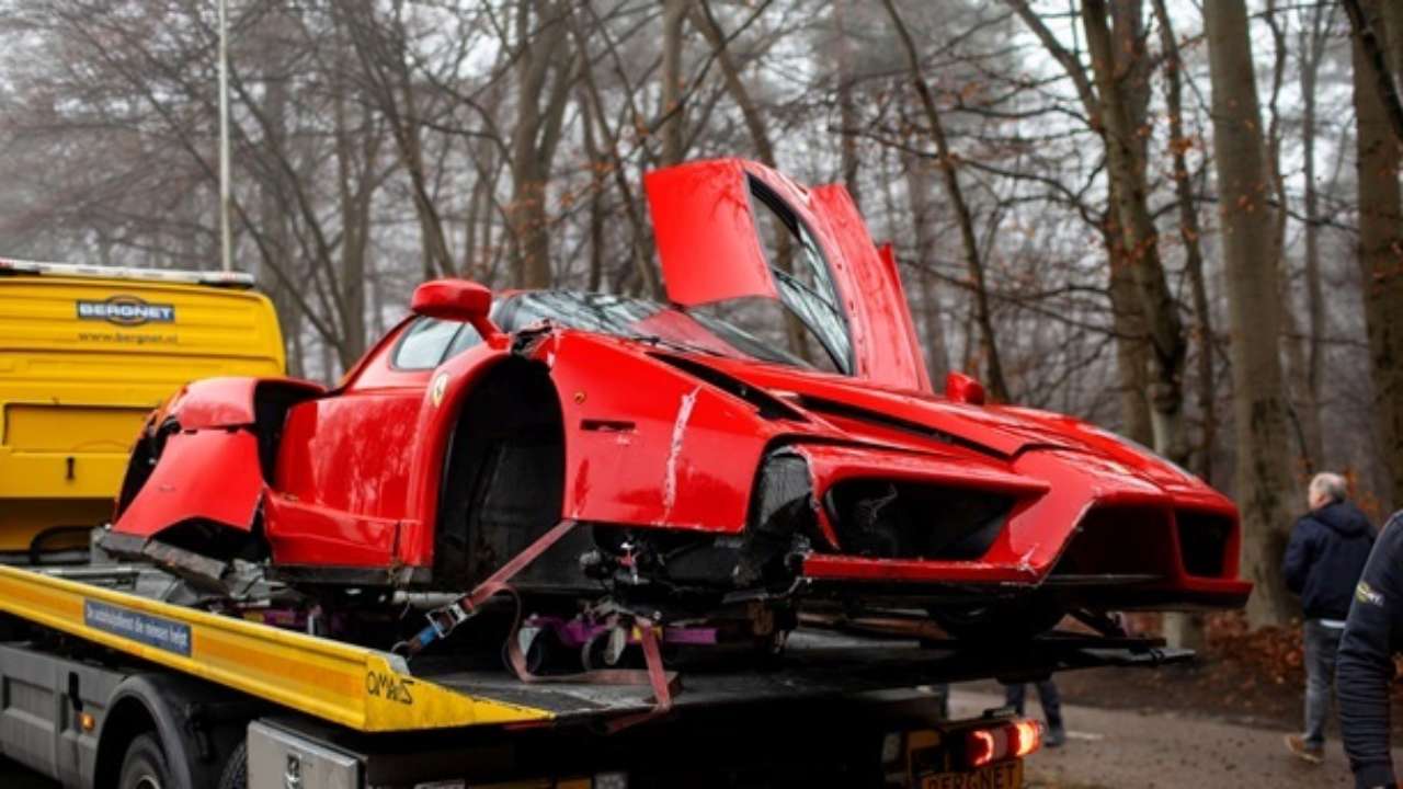 В Нидерландах механик разбил вдребезги лимитированную модель Ferrari за $3  млн. Видео - МЕТА