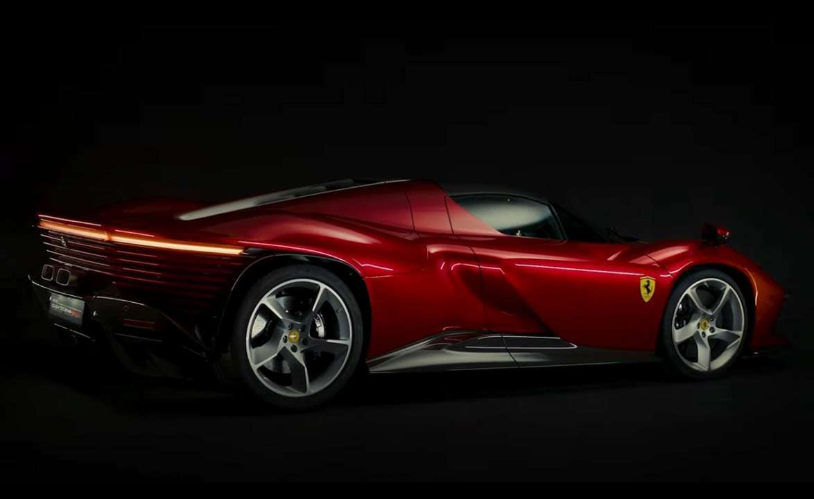 Ferrari представила лимитированную модель с самым мощным двигателем за всю  историю компании. Видео - МЕТА