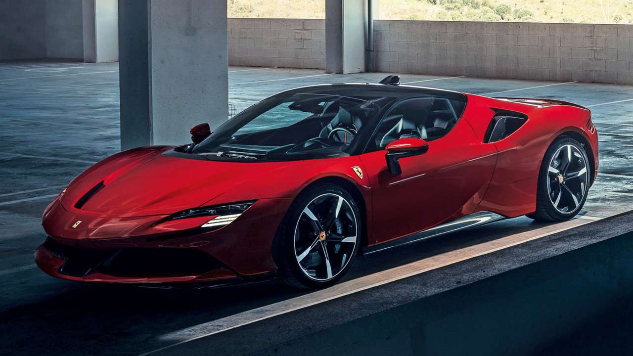 Украинский предприниматель разбил в ОАЭ дорогостоящий суперкар Ferrari.  Видео - МЕТА