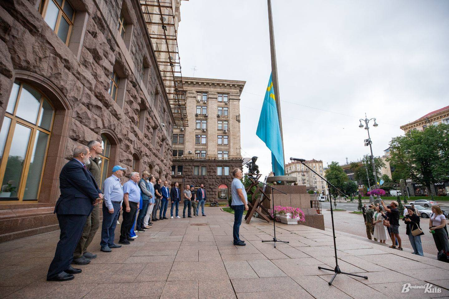 День крымскотатарского флага – возле КГГА подняли большой флаг - МЕТА