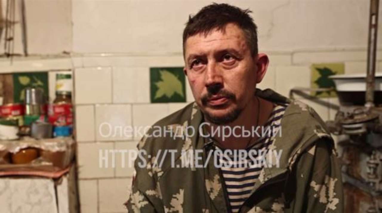 Попал в плен и боится за семью: Сырский опубликовал видео общения с  российским стрелком - МЕТА