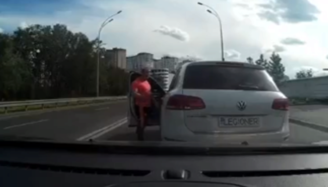 ВИДЕО. В Киеве мужчина посреди дороги напал с битой на людей и автомобиль -  МЕТА