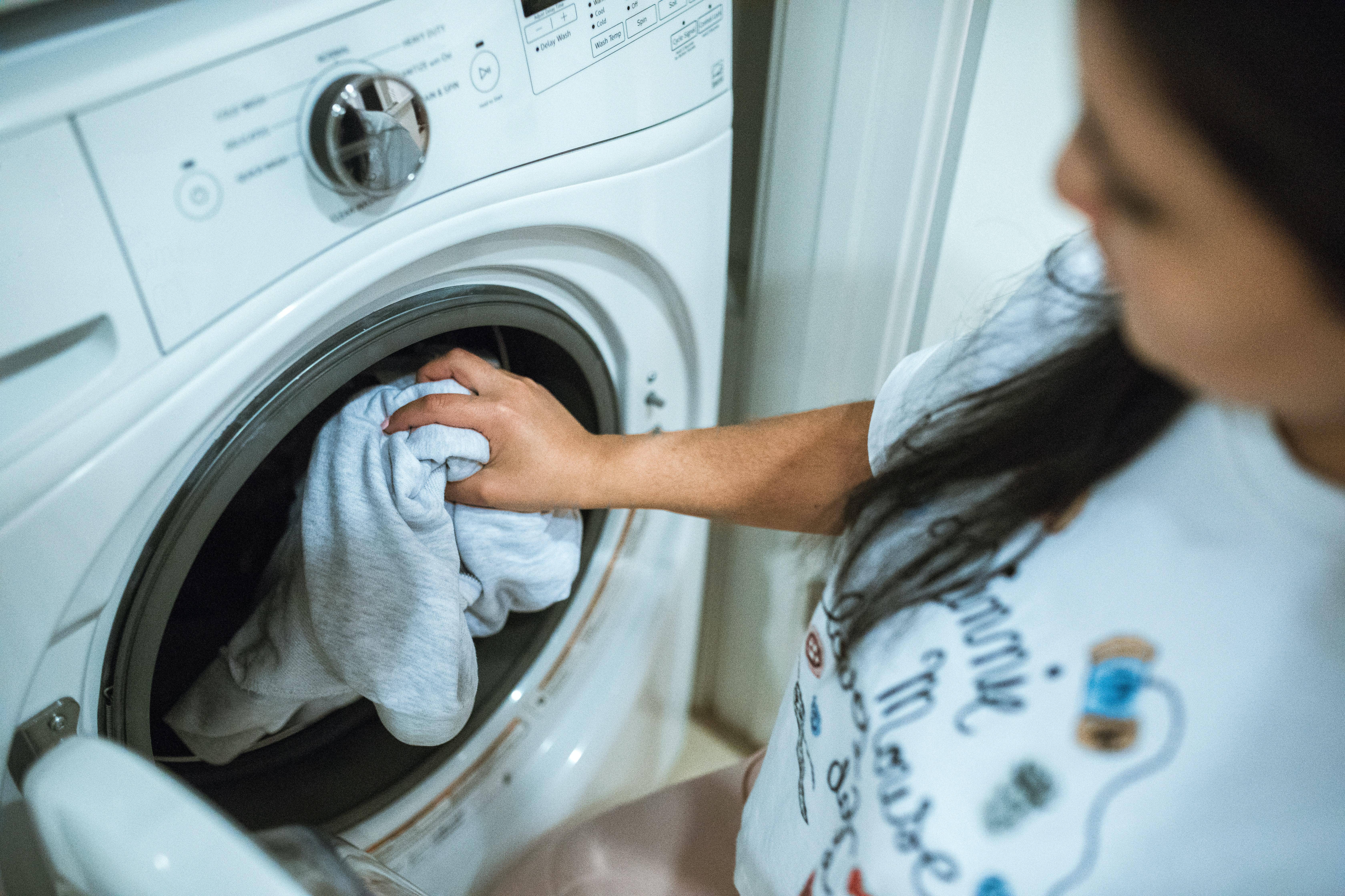 Did the laundry. Стиральная машина с бельем. Стирка в стиральной машине. Цветные вещи в стиральной машине. Девушка в стиральной машине.