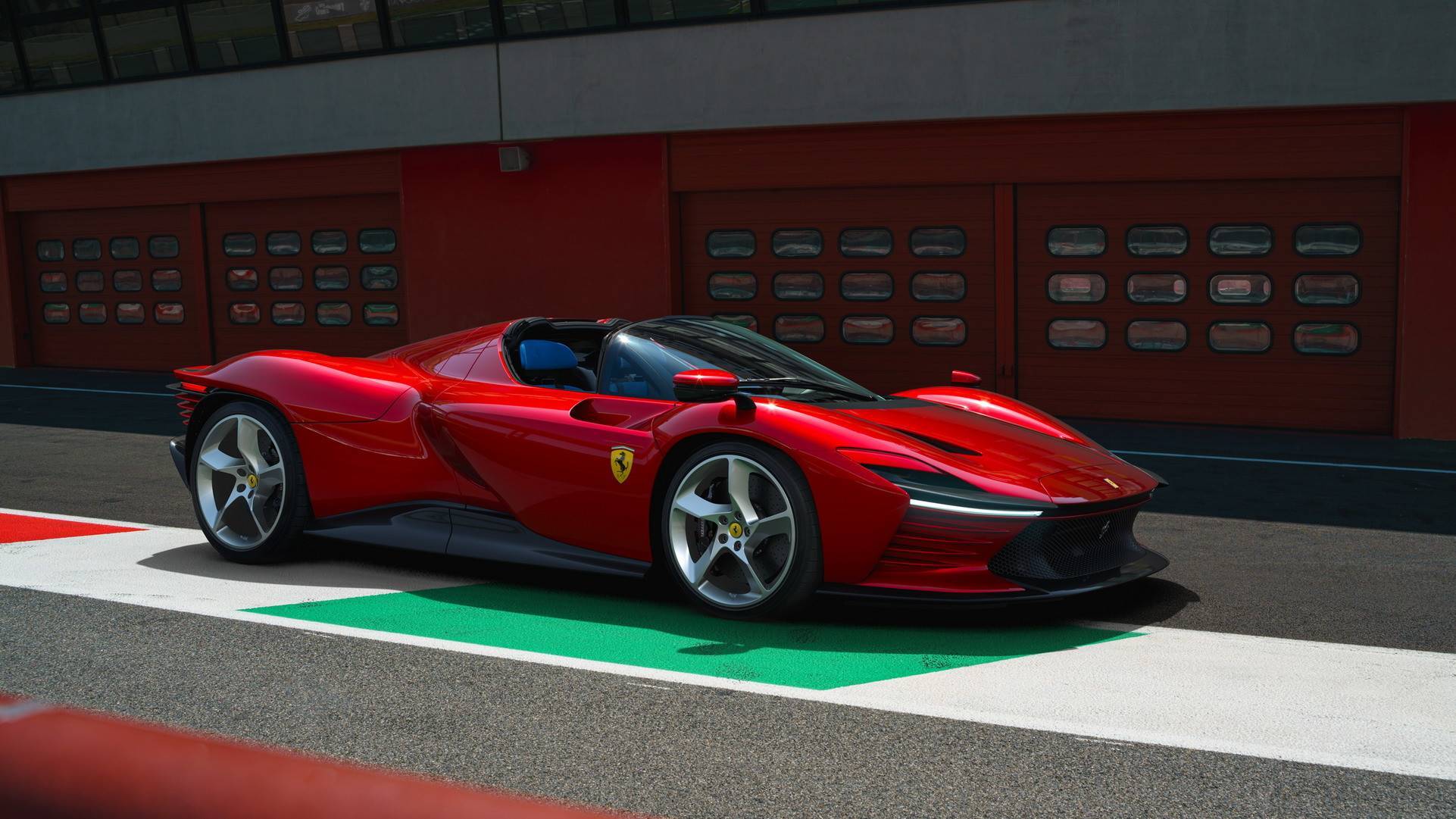 Ferrari представила лимитированную модель с самым мощным двигателем за всю  историю компании. Видео - МЕТА