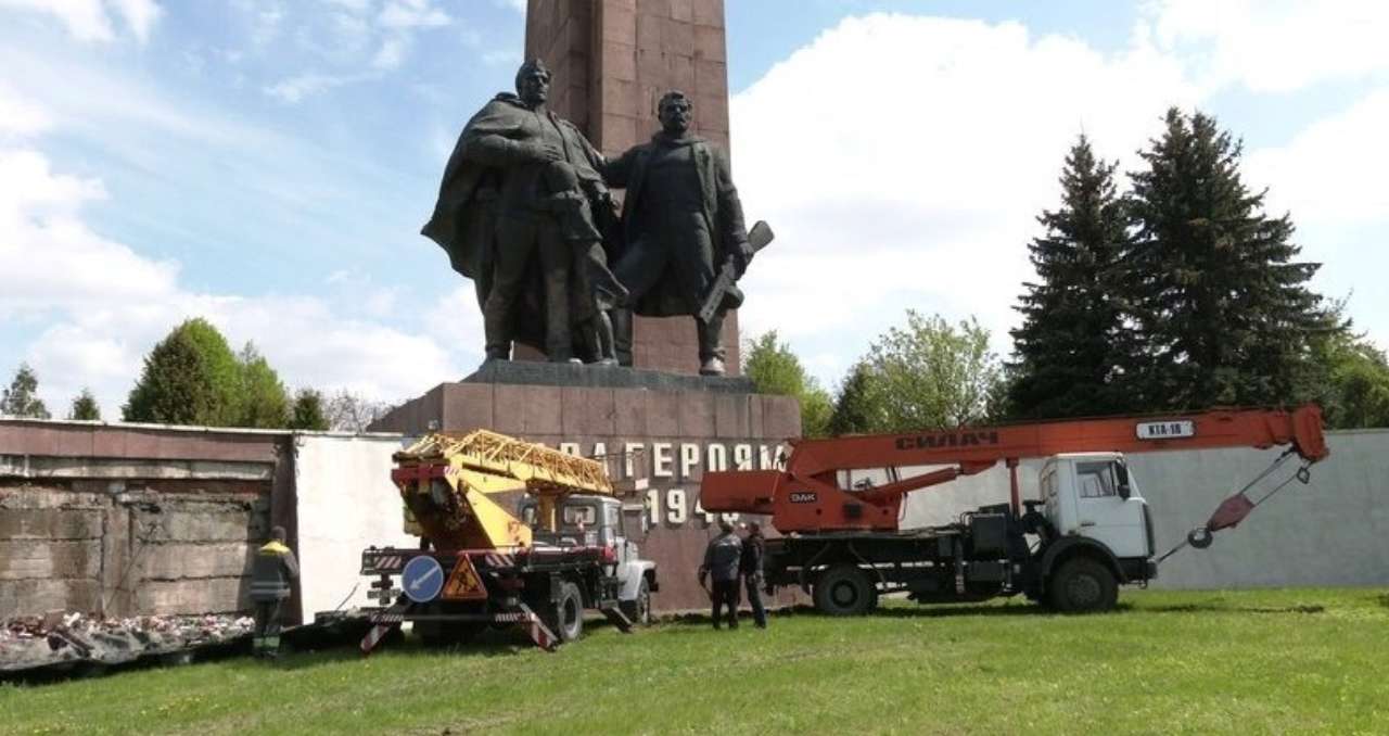 Декоммунизация Ровно завершена: монумент Вечной Славы ушел в прошлое - МЕТА