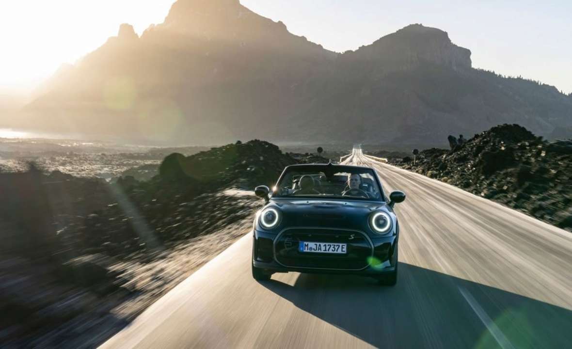 Mini представила первый полностью электрический кабриолет Cooper SE  Convertible. Фото - МЕТА