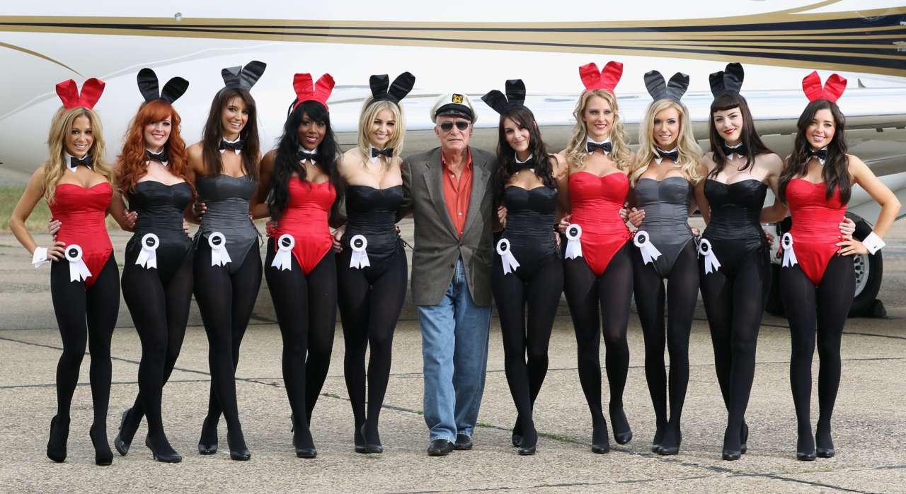 Playboy одел темнокожего парня в свой известный эротический костюм зайца.  Фото - МЕТА