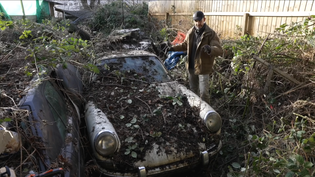 Porsche, BMW и Mazda: в саду нашли коллекцию заброшенных раритетных авто –  видео - МЕТА