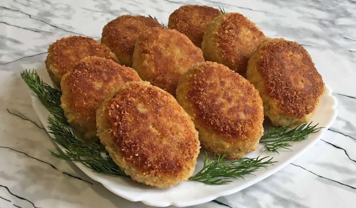 Полезнее и вкуснее чем мясные: рецепт рыбных котлет с начинкой - МЕТА