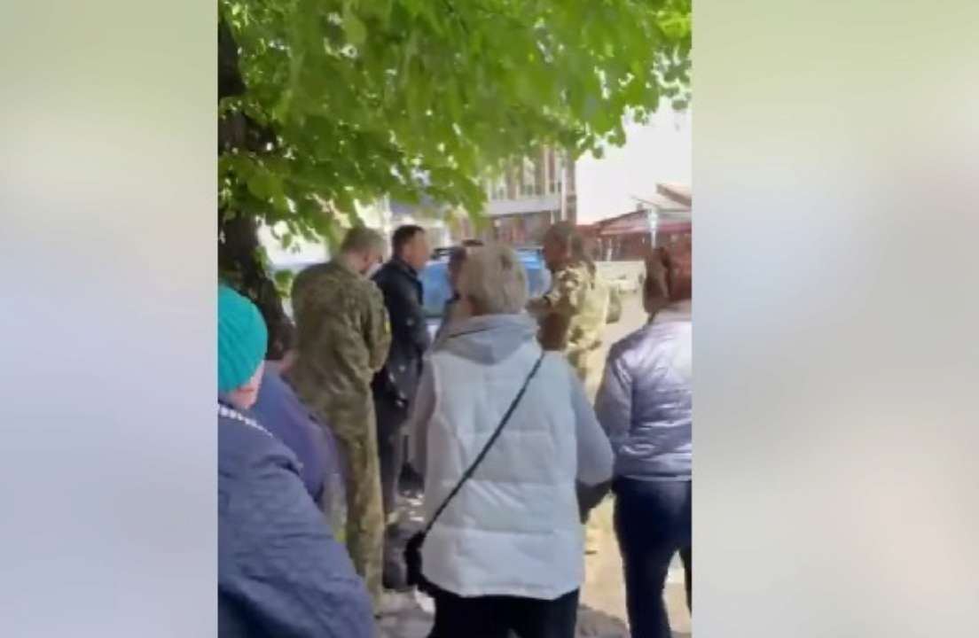 В Ужгороде женщины пытались отбить мужчину от сотрудников ТЦК и СП. Видео -  МЕТА