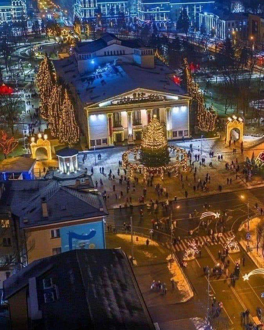 Новогодний Мариуполь до войны: Бедняков опубликовал снимок родного города в  мирное время - МЕТА