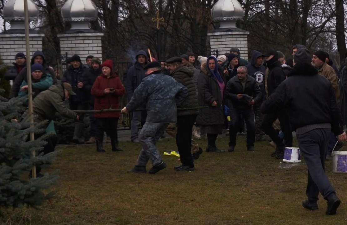 В Черновицкой области сторонники московского патриархата надругались над  флагом Украины. Видео - МЕТА