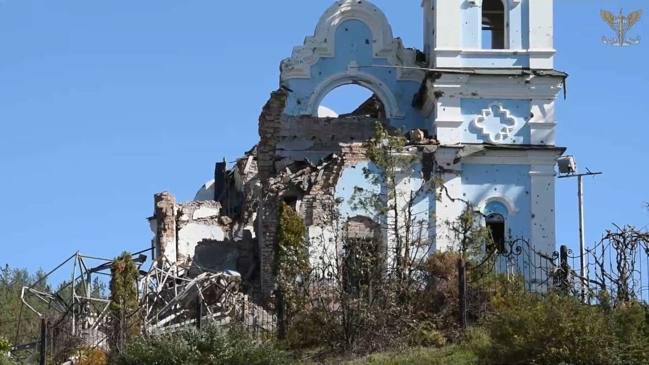 Разбитые дома и дороги: оккупанты превратили Богородичное в село-призрак.  Видео - МЕТА