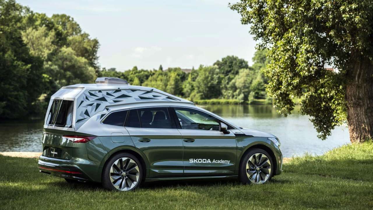 Студенты школы Skoda превратили кроссовер Enyaq в дом на колесах Roadiaq -  МЕТА