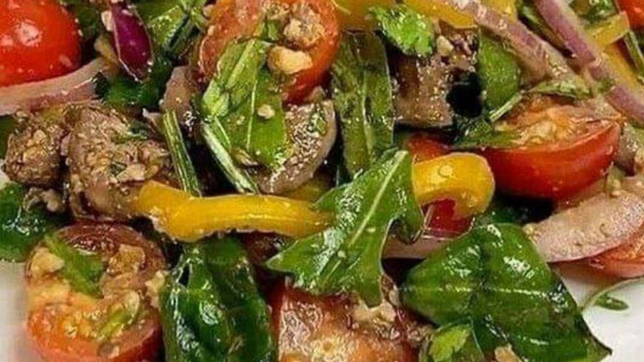 Интересно и вкусно: теплый салат с печенью, болгарским перцем и рукколой -  МЕТА