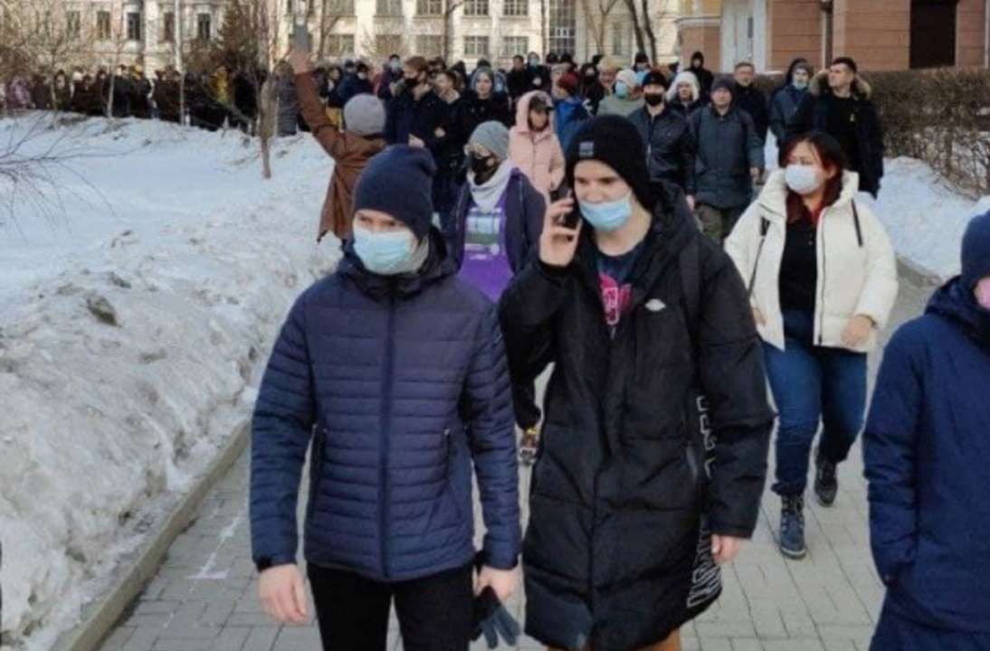 В городах России люди выходят на антивоенные митинги. Видео - МЕТА