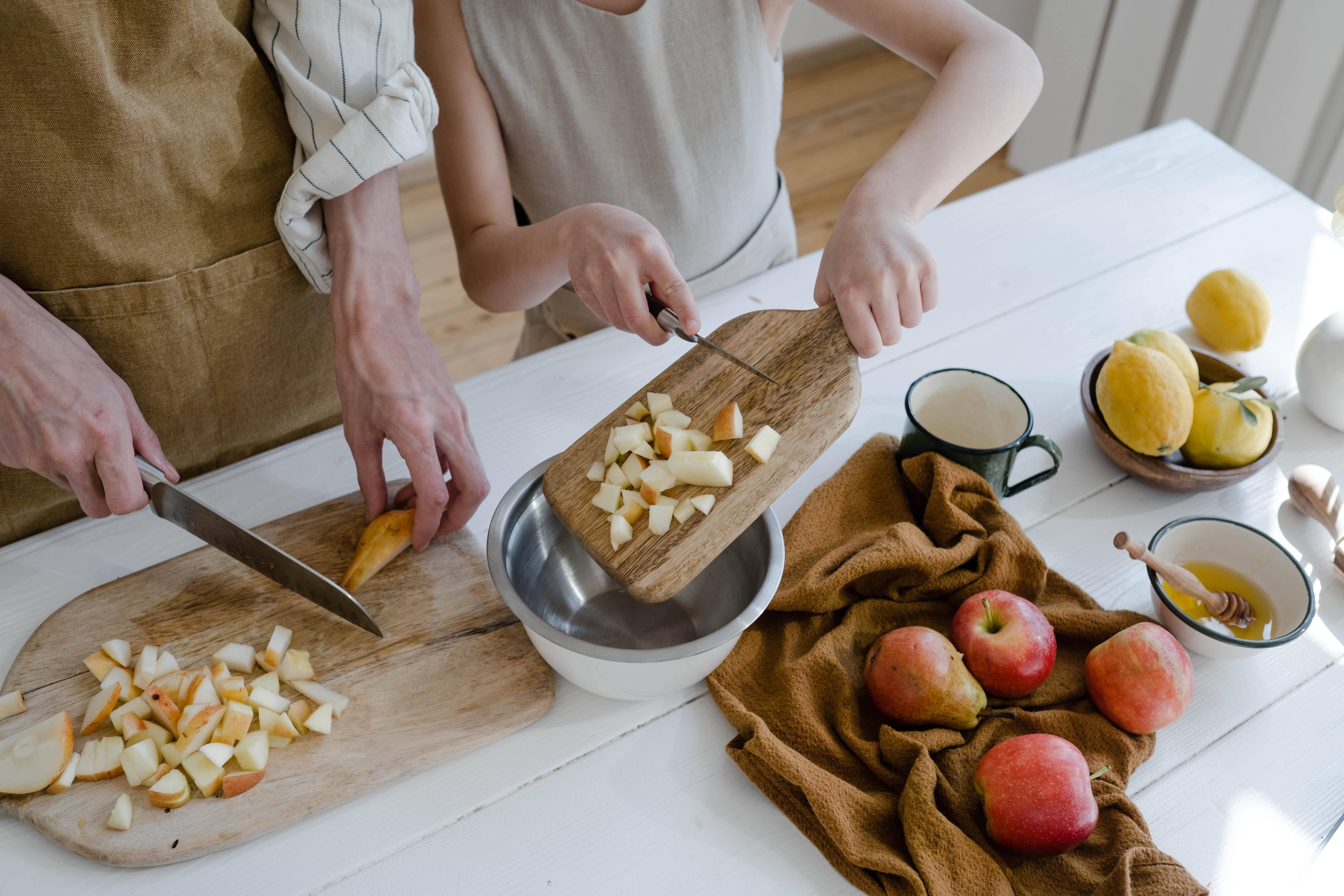 Готовить всего 5 минут: легкий рецепт вкусного яблочного пирога на  сковородке - МЕТА